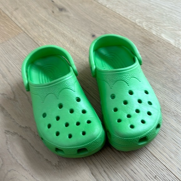 Crocs women’s Classic Neon Highlighter Clogs 6/7 - Picture 1 of 3